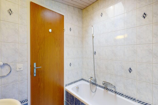 bad mit tile wall, fliesenwand, komplettes badezimmer, kombiniertes bad / dusche, und inside property