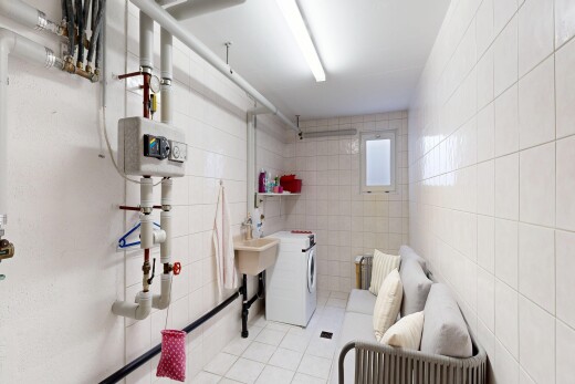 wäschekammer mit fliesenboden, tile floor, inside property, tumbler, und light floor