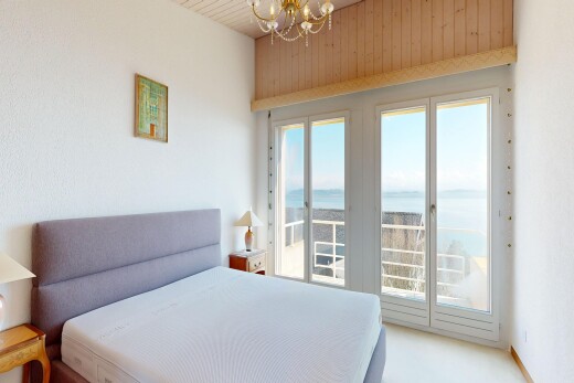 zimmer / schlafzimmer mit bemerkenswerter kronleuchter, natürliches licht, natural light, seesicht, und water view