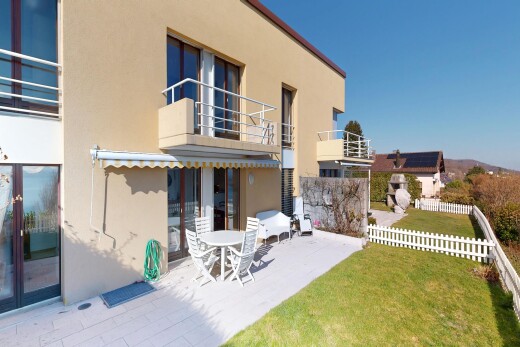 außenansicht mit terrasse, balkon, rasen, stuckverkleidung, und day time