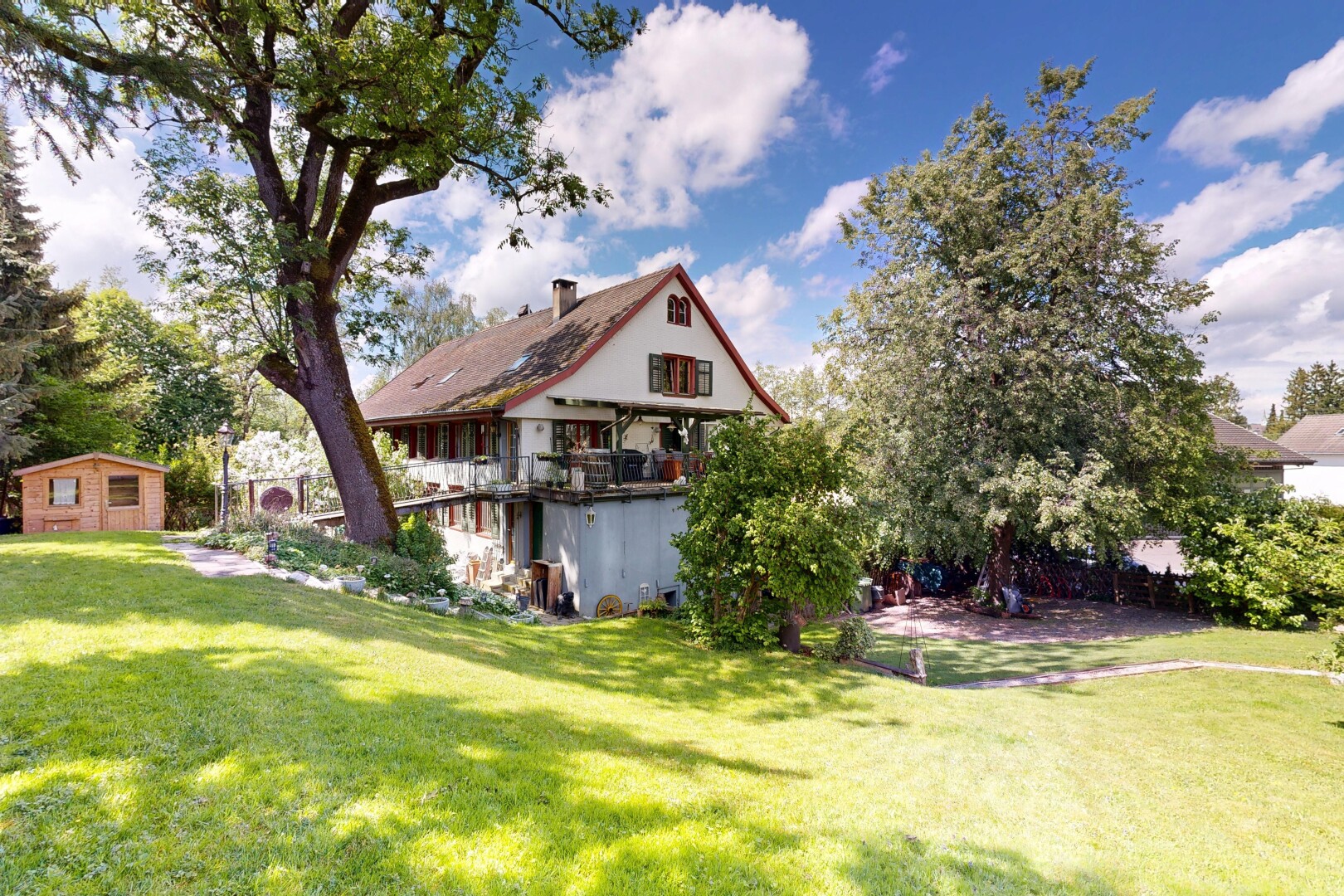 außenansicht mit rasen, schornstein, day time, from property, und balkon