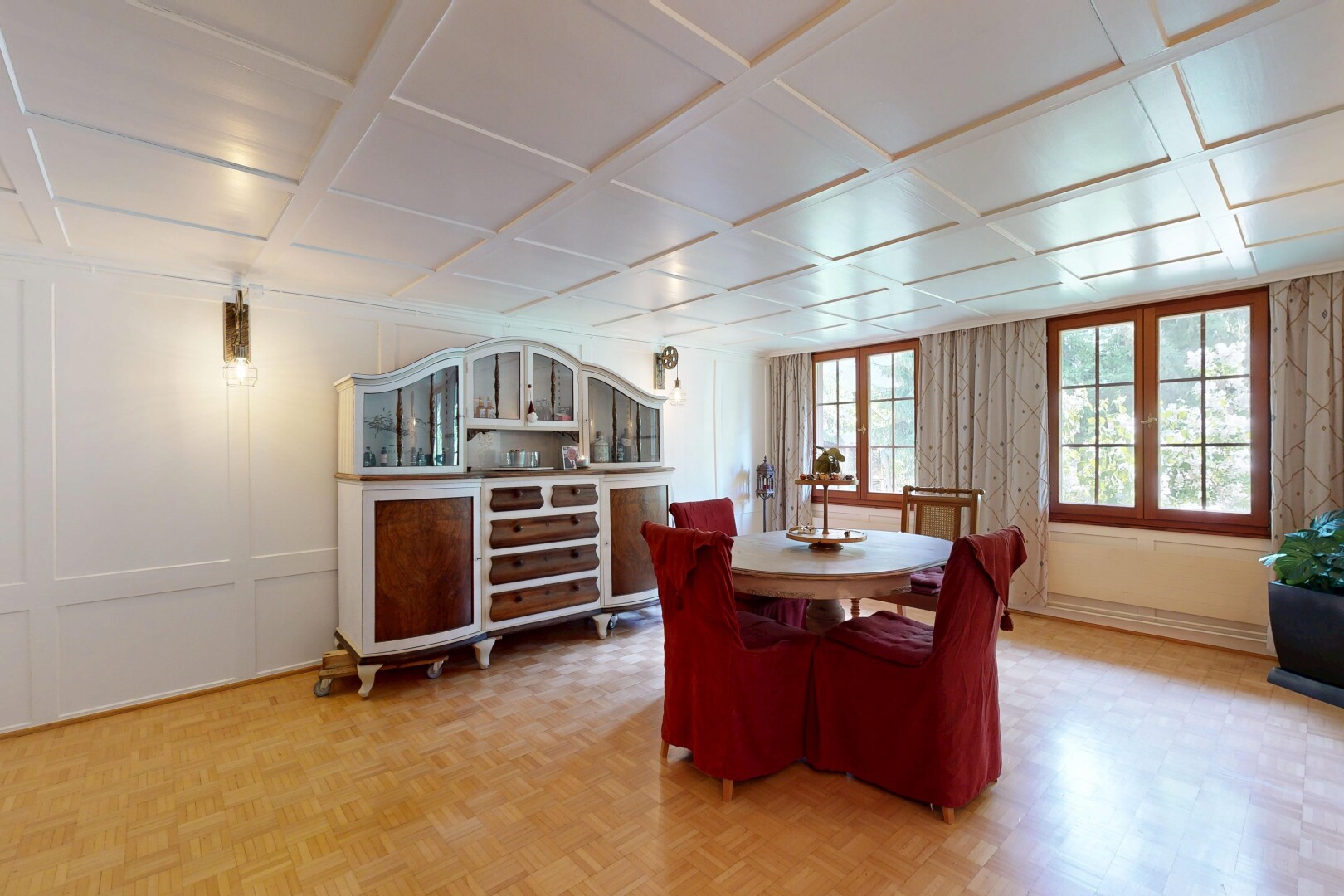 esszimmer mit paneling wall, wandvertäfelung, wood finish floor, holzfußboden, und coffered ceiling