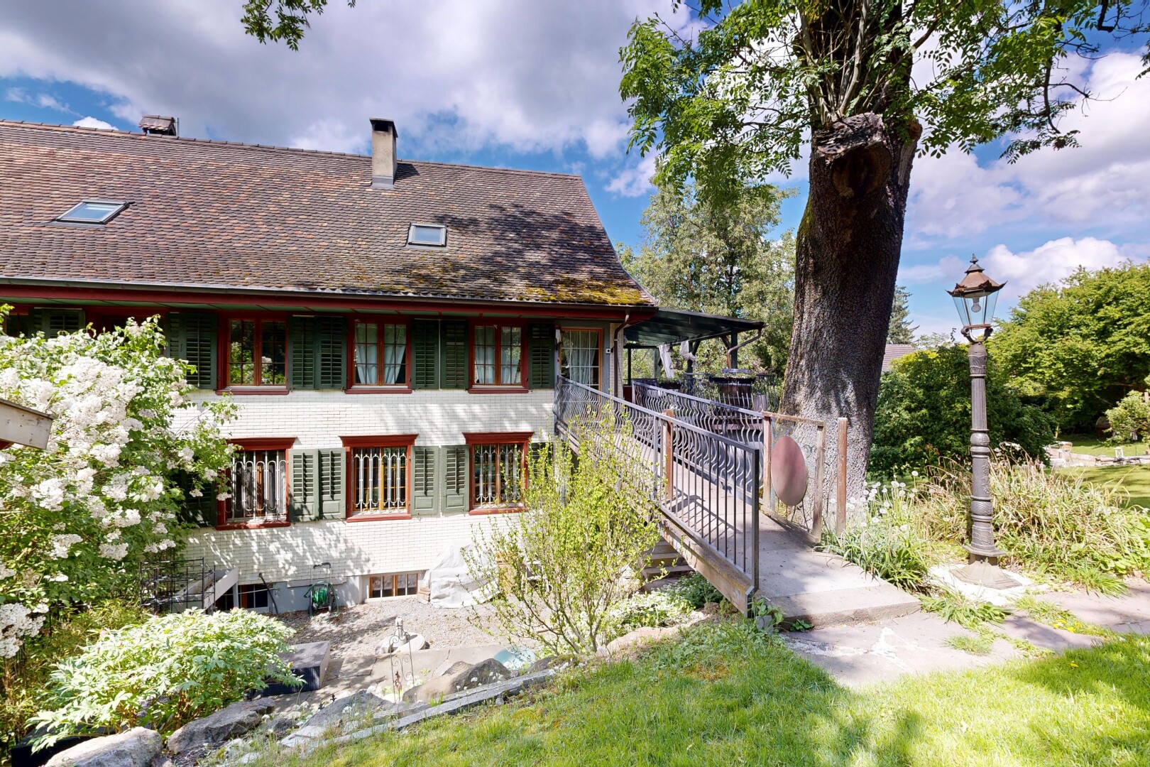 außenansicht mit property visible, schornstein, und day time