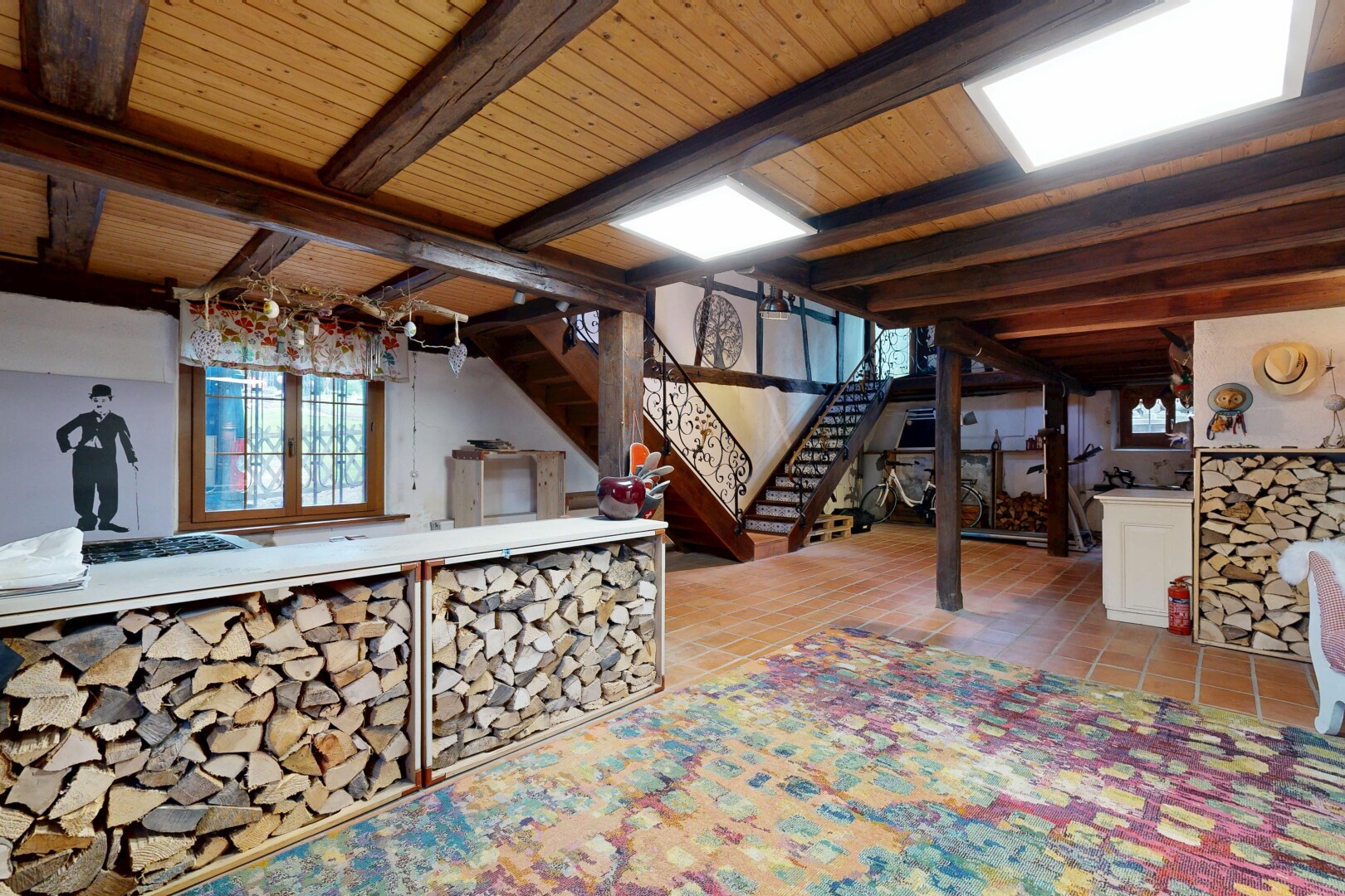 esszimmer mit treppen, natürliches licht, natural light, inside property, und bar im innenbereich