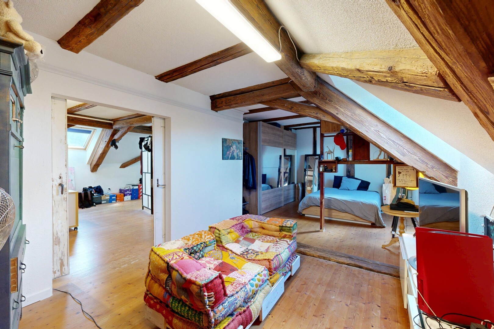 wohnzimmer mit holzfußboden, wood finish floor, inside property, gipskartonwand, und drywall