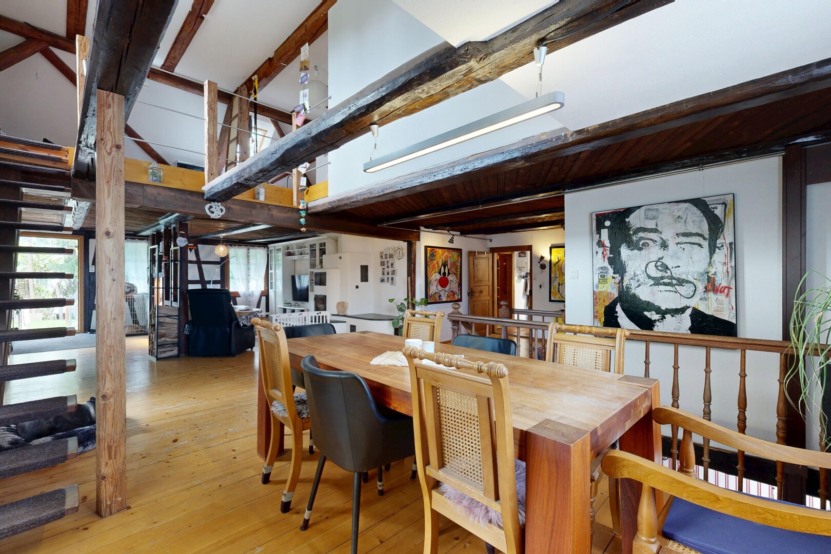 esszimmer mit holzfußboden, wood finish floor, inside property, balkendecke, und beamed ceiling