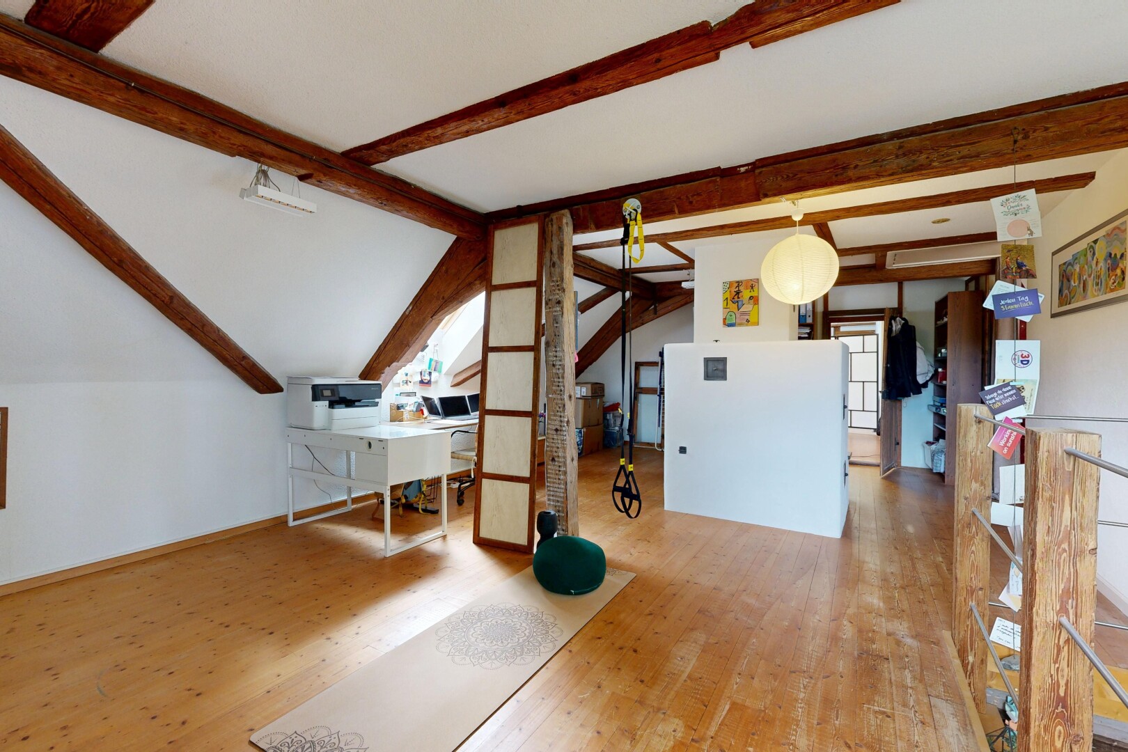 leerer raum mit holzfußboden, wood finish floor, inside property, gipskartonwand, und drywall
