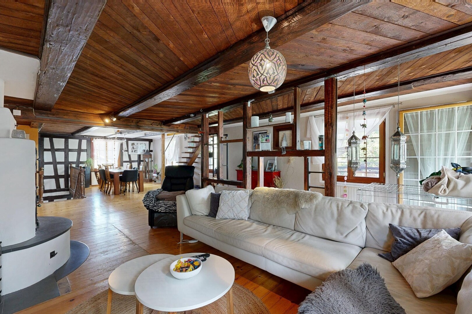 wohn- / esszimmer mit treppen, inside property, beamed ceiling, balkendecke, und wood finish floor