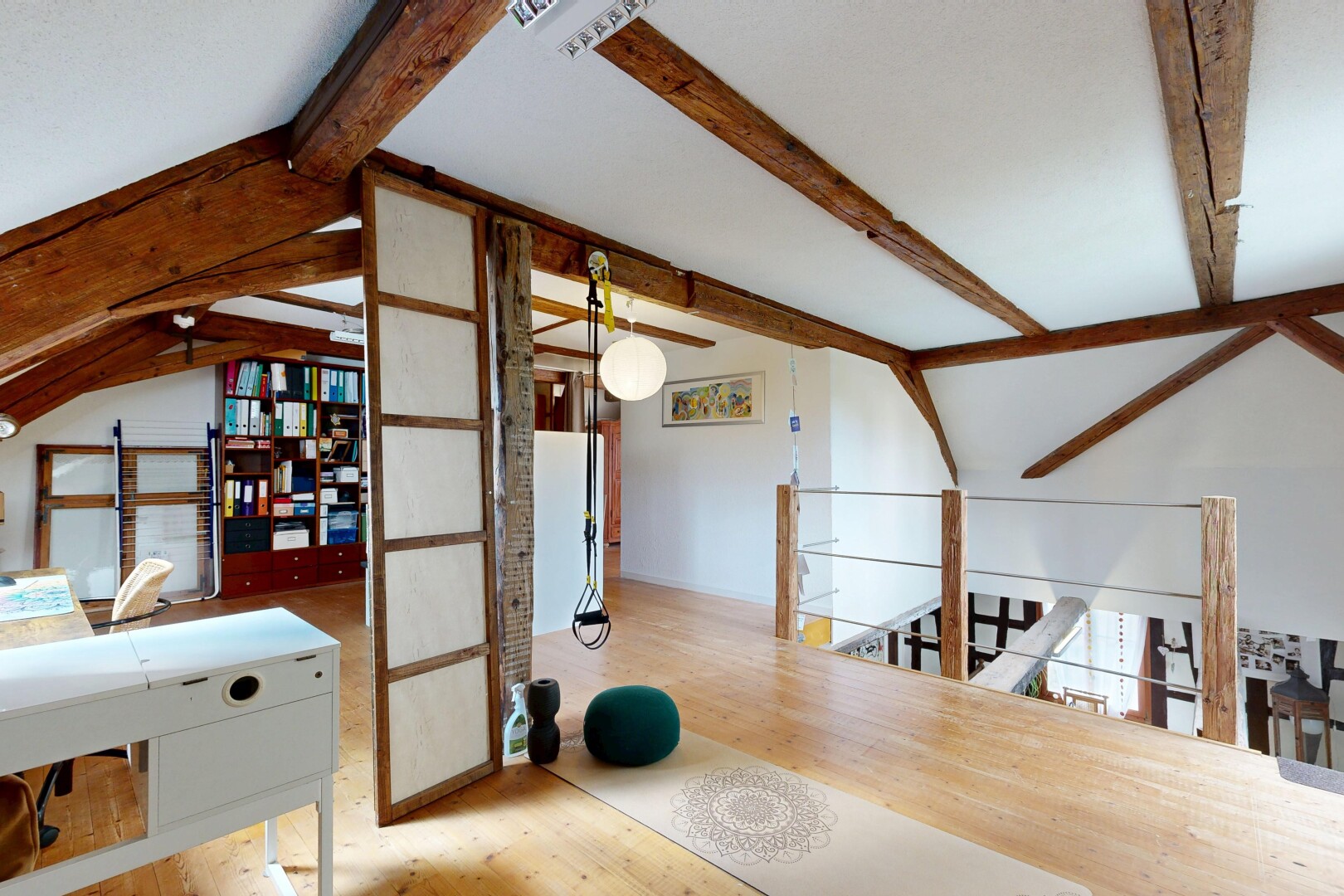 fitnessstudio mit inside property, holzfußboden, wood finish floor, kathedralendecke, und cathedral ceiling