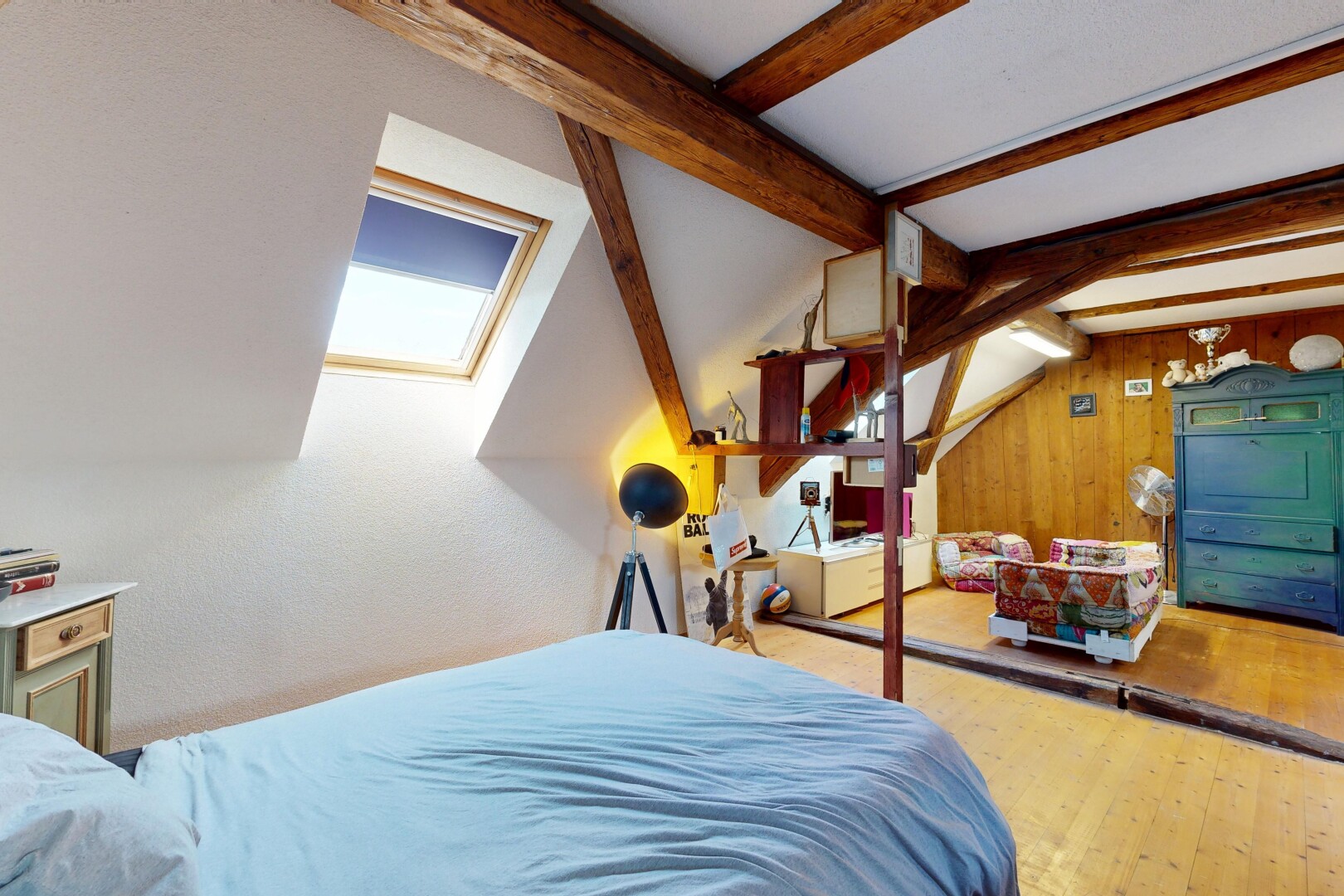 zimmer / schlafzimmer mit wood finish floor, holzfußboden, inside property, zusätzliches zimmer, und wood wall