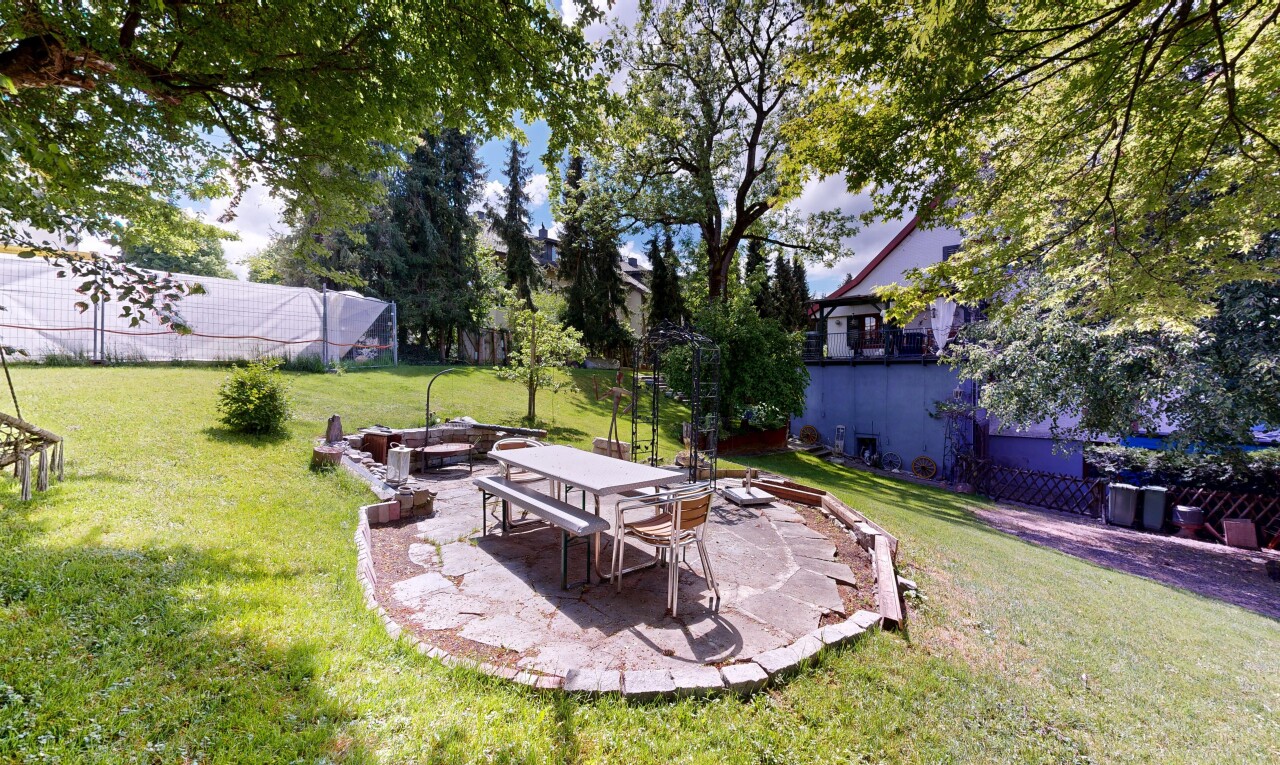 garten mit terrasse, from property, zaun, rasen, und day time