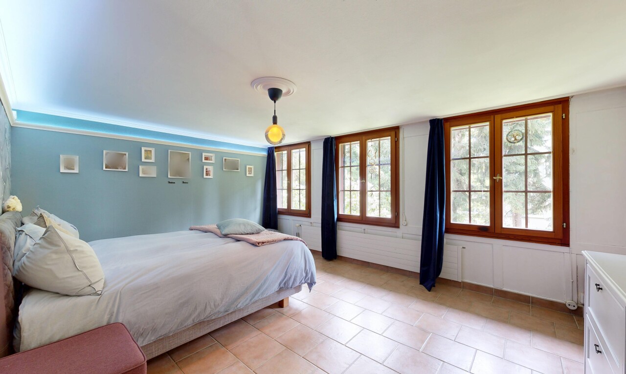 zimmer / schlafzimmer mit inside property, natürliches licht, natural light, wandvertäfelung, und paneling wall