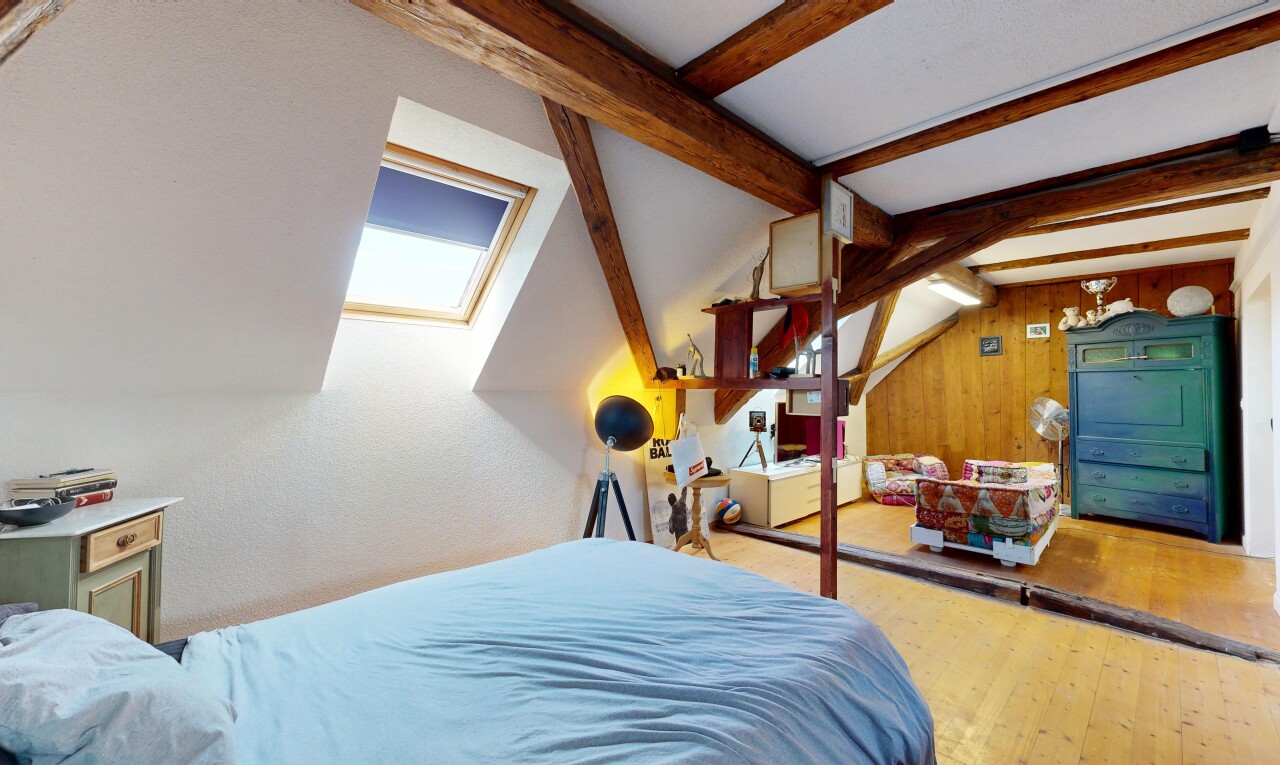 zimmer / schlafzimmer mit wood finish floor, holzfußboden, inside property, zusätzliches zimmer, und wood wall