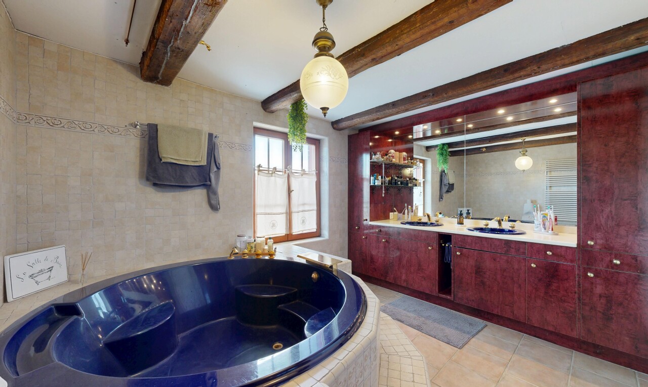 bad mit komplettes badezimmer, bad, inside property, doppelwaschtisch, und light floor