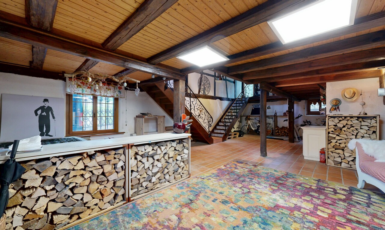 esszimmer mit treppen, natürliches licht, natural light, inside property, und bar im innenbereich