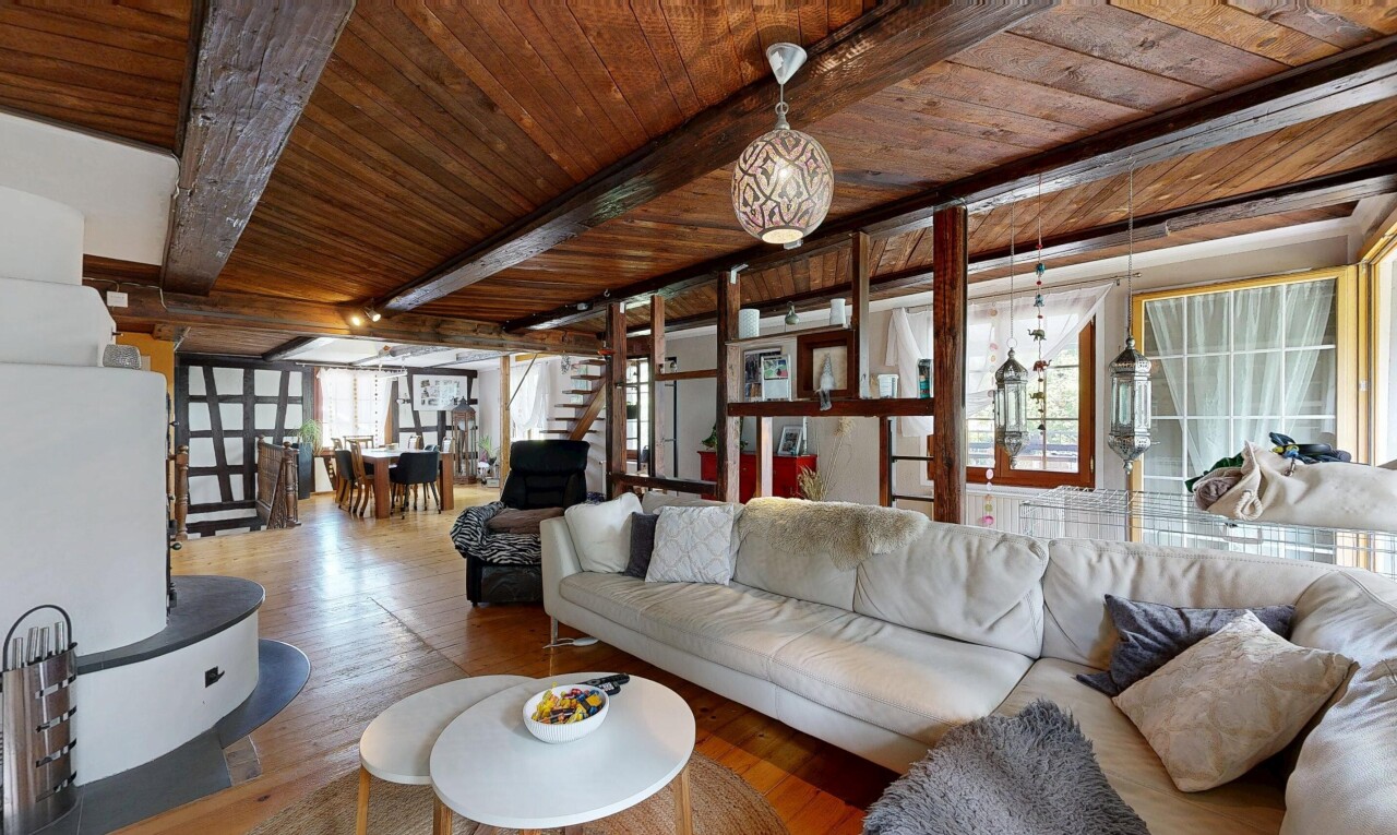 wohn- / esszimmer mit treppen, inside property, beamed ceiling, balkendecke, und wood finish floor