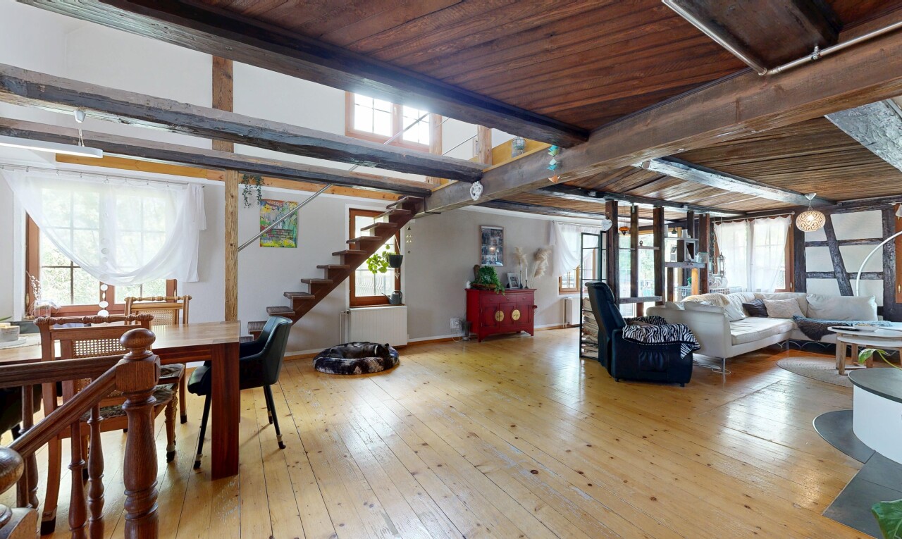 innenraum mit holzdecke, wood ceiling, inside property, hardwood floor, und treppen