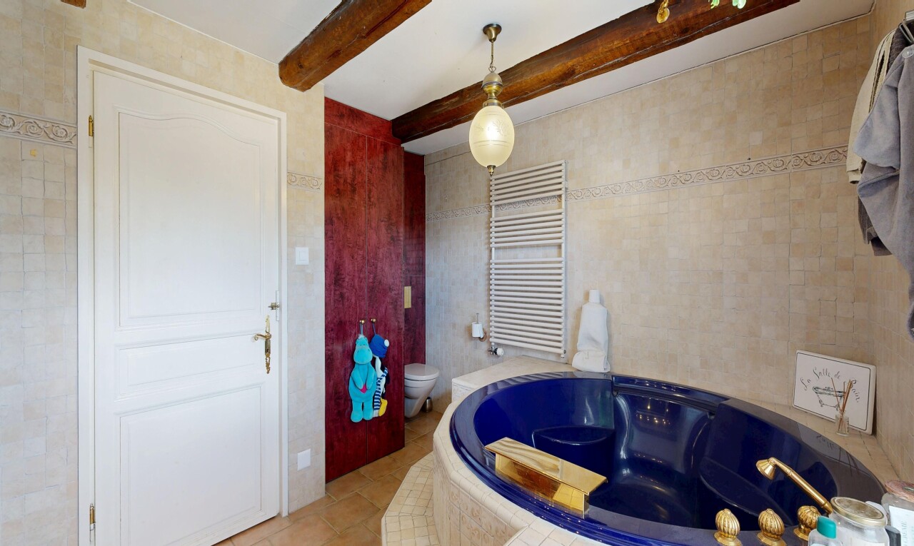 bad mit handtuchwärmer, kühler, komplettes badezimmer, bad, und inside property