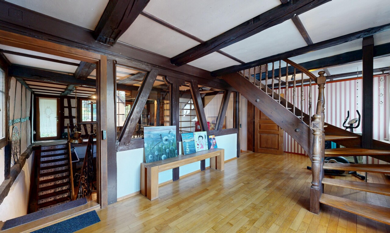 treppe mit treppen, wood finish floor, holzfußboden, inside property, und natural light