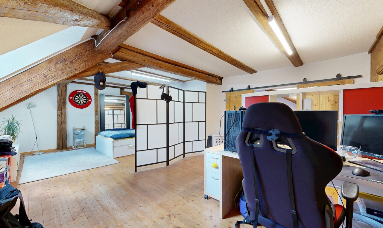 büro mit bauernhaustür, holzfußboden, wood finish floor, inside property, und balkendecke
