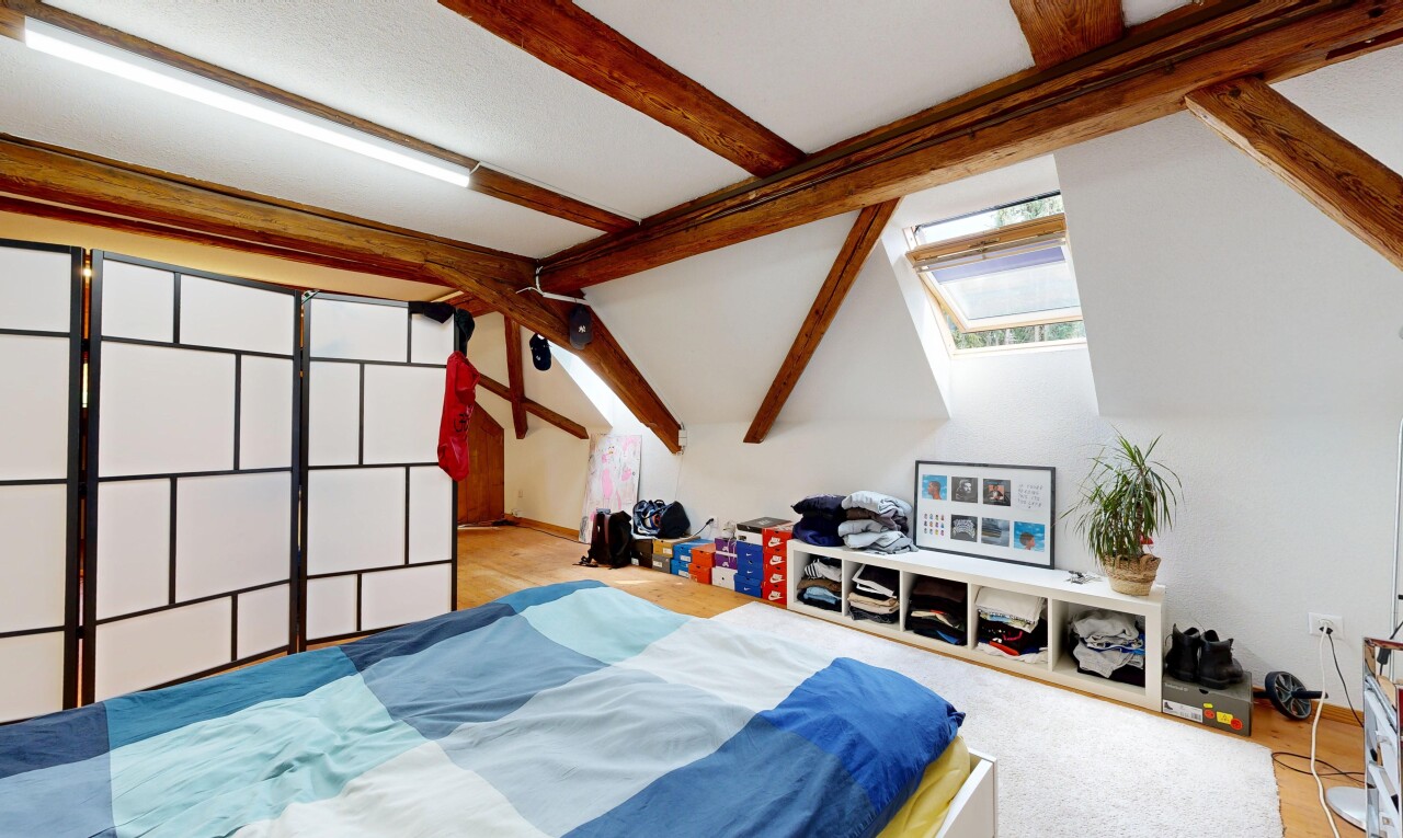 zimmer / schlafzimmer mit inside property, balkendecke, beamed ceiling, gipskartonwand, und drywall