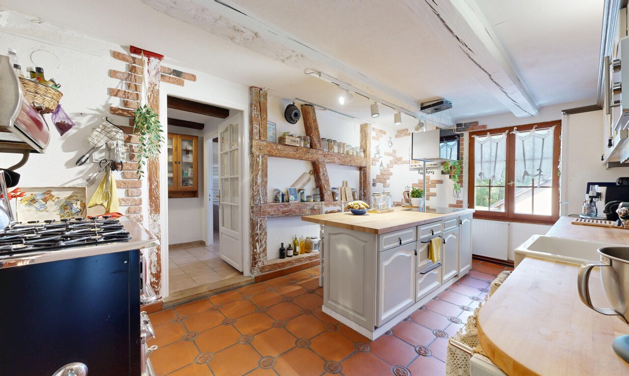 küche mit weiße schränke, white cabinets, inside property, light countertops, und hochgezogene schränke