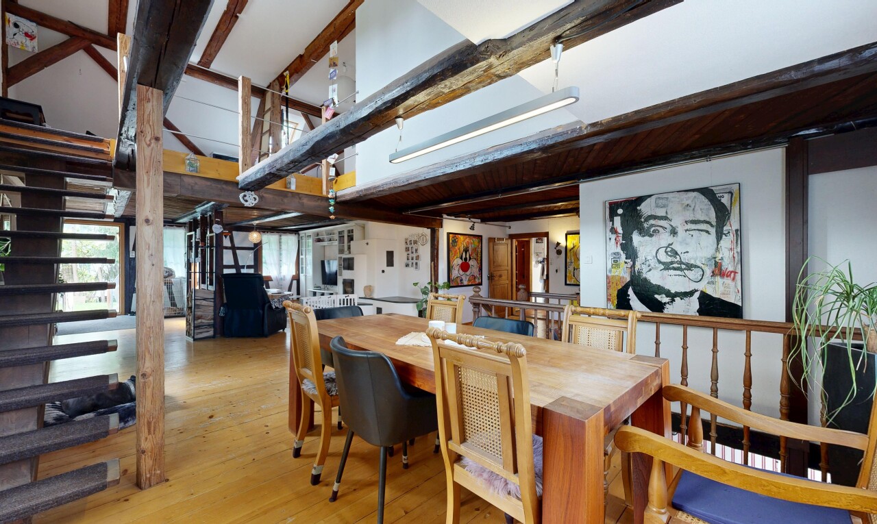 esszimmer mit holzfußboden, wood finish floor, inside property, balkendecke, und beamed ceiling