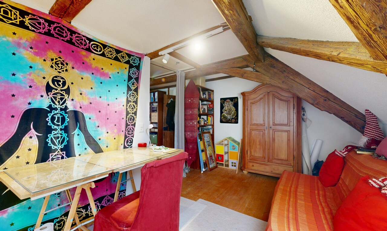 wohn- / esszimmer mit balkendecke, beamed ceiling, dachschräge, vaulted ceiling, und gipskartonwand