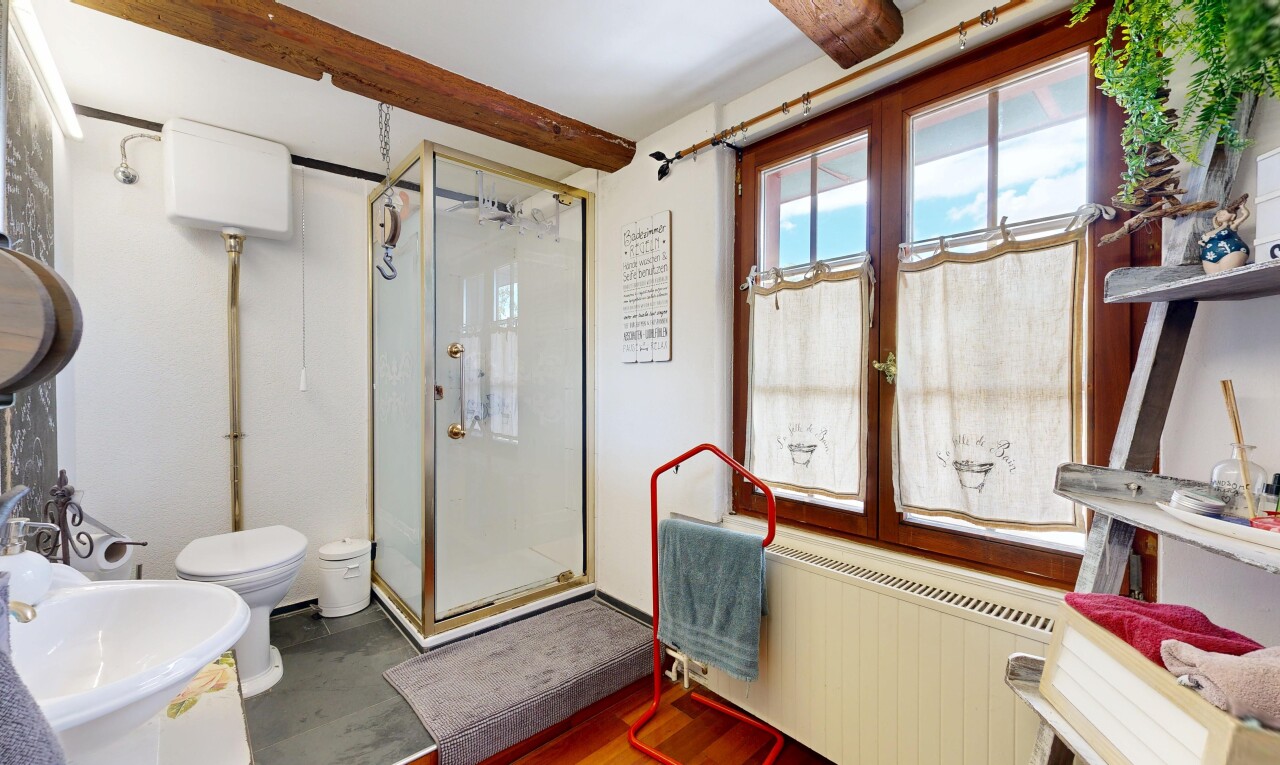 bad mit dusche, gipskartonwand, drywall, komplettes badezimmer, und inside property