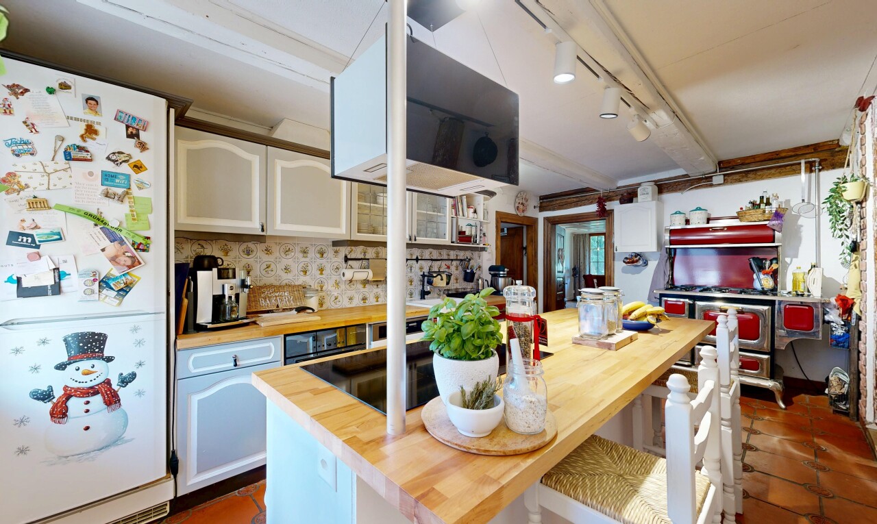 küche mit butcher block countertops, arbeitsfläche, arched cabinets, bogenförmige schränke, und white cabinets