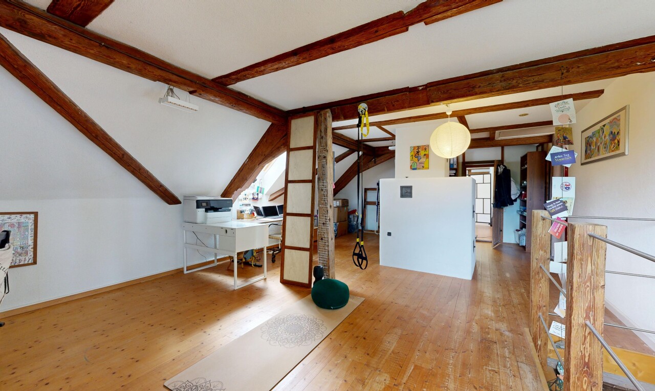 leerer raum mit holzfußboden, wood finish floor, inside property, gipskartonwand, und drywall