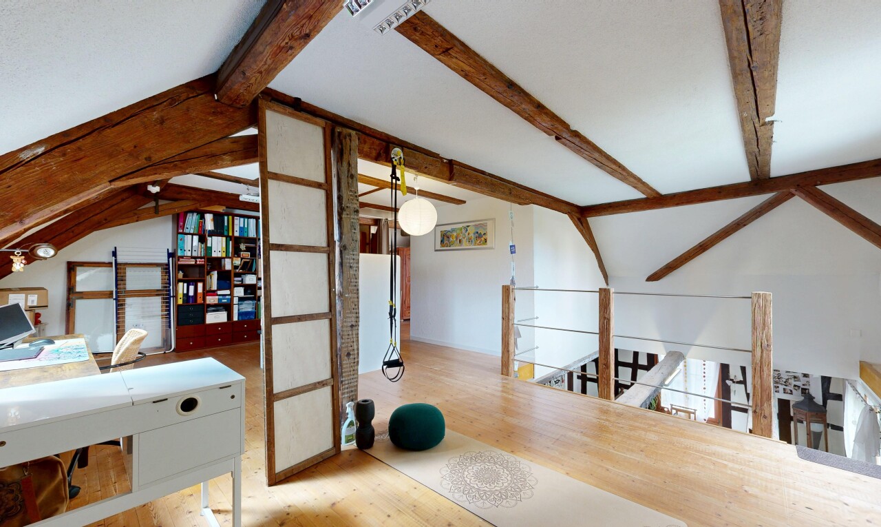 fitnessstudio mit inside property, holzfußboden, wood finish floor, kathedralendecke, und cathedral ceiling