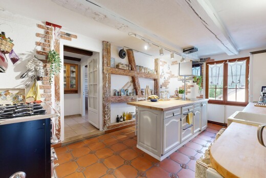 küche mit weiße schränke, white cabinets, inside property, light countertops, und hochgezogene schränke