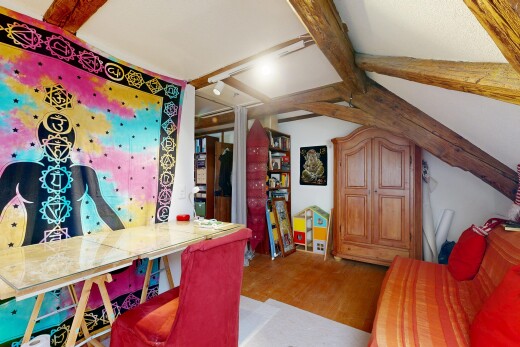wohn- / esszimmer mit balkendecke, beamed ceiling, dachschräge, vaulted ceiling, und gipskartonwand
