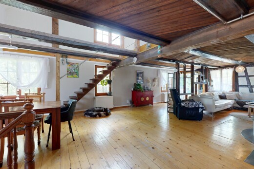 innenraum mit holzdecke, wood ceiling, inside property, hardwood floor, und treppen