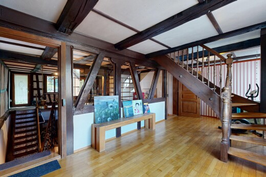 treppe mit treppen, wood finish floor, holzfußboden, inside property, und natural light
