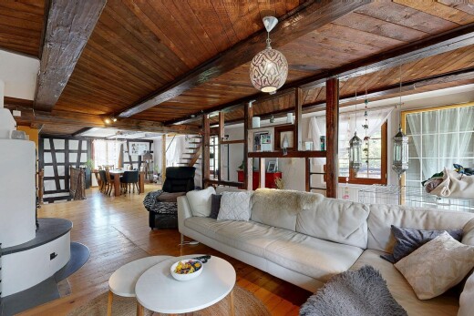 wohn- / esszimmer mit treppen, inside property, beamed ceiling, balkendecke, und wood finish floor