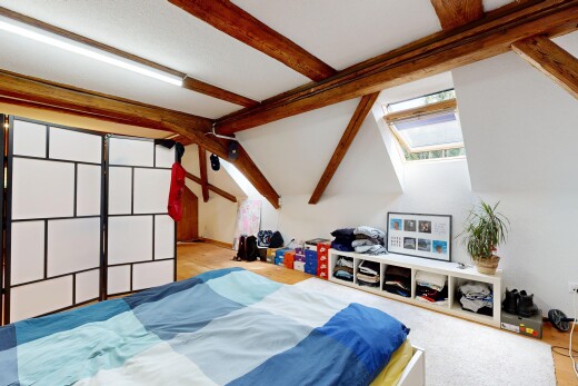 zimmer / schlafzimmer mit inside property, balkendecke, beamed ceiling, gipskartonwand, und drywall