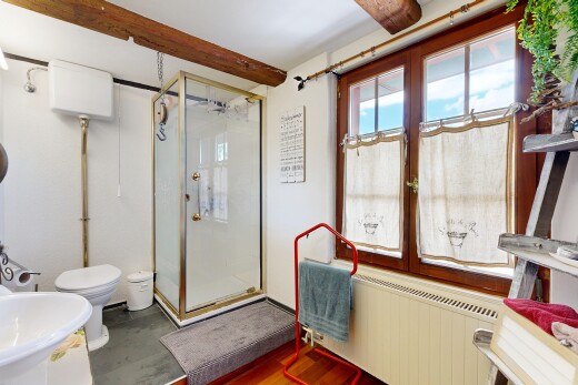 bad mit dusche, gipskartonwand, drywall, komplettes badezimmer, und inside property