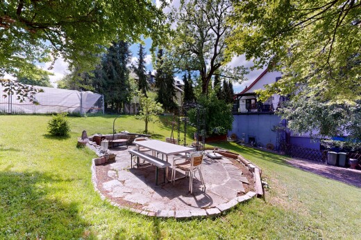 garten mit terrasse, from property, zaun, rasen, und day time