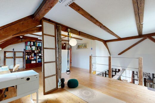 fitnessstudio mit inside property, holzfußboden, wood finish floor, kathedralendecke, und cathedral ceiling
