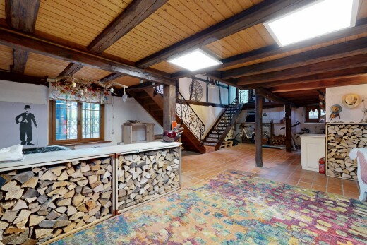 esszimmer mit treppen, natürliches licht, natural light, inside property, und bar im innenbereich