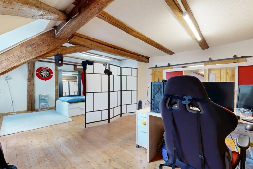 büro mit bauernhaustür, holzfußboden, wood finish floor, inside property, und balkendecke