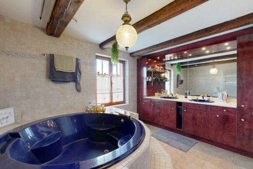 bad mit komplettes badezimmer, bad, inside property, doppelwaschtisch, und light floor