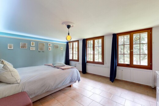 zimmer / schlafzimmer mit inside property, natürliches licht, natural light, wandvertäfelung, und paneling wall