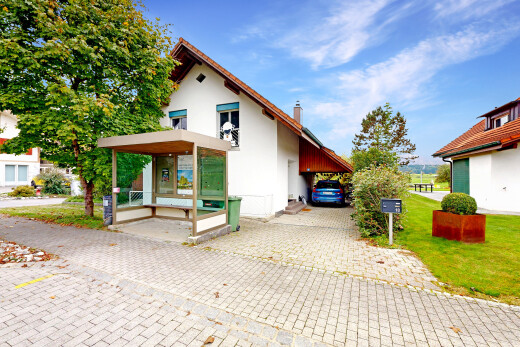 außenansicht mit carport angeschlossen, day time, property visible, auffahrt, und schornstein