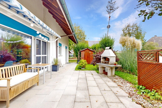 terrasse mit kamin, terrasse, außenansicht, markise, und schuppen