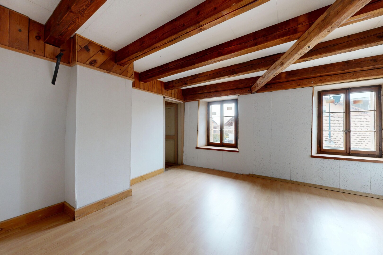 leerer raum mit inside property, natürliches licht, natural light, balkendecke, und beamed ceiling