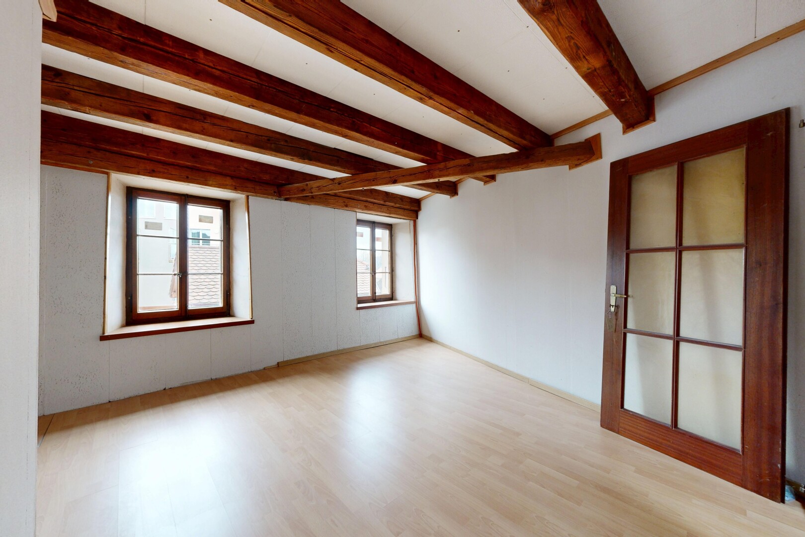leerer raum mit inside property, natürliches licht, natural light, holzfußboden, und wood finish floor