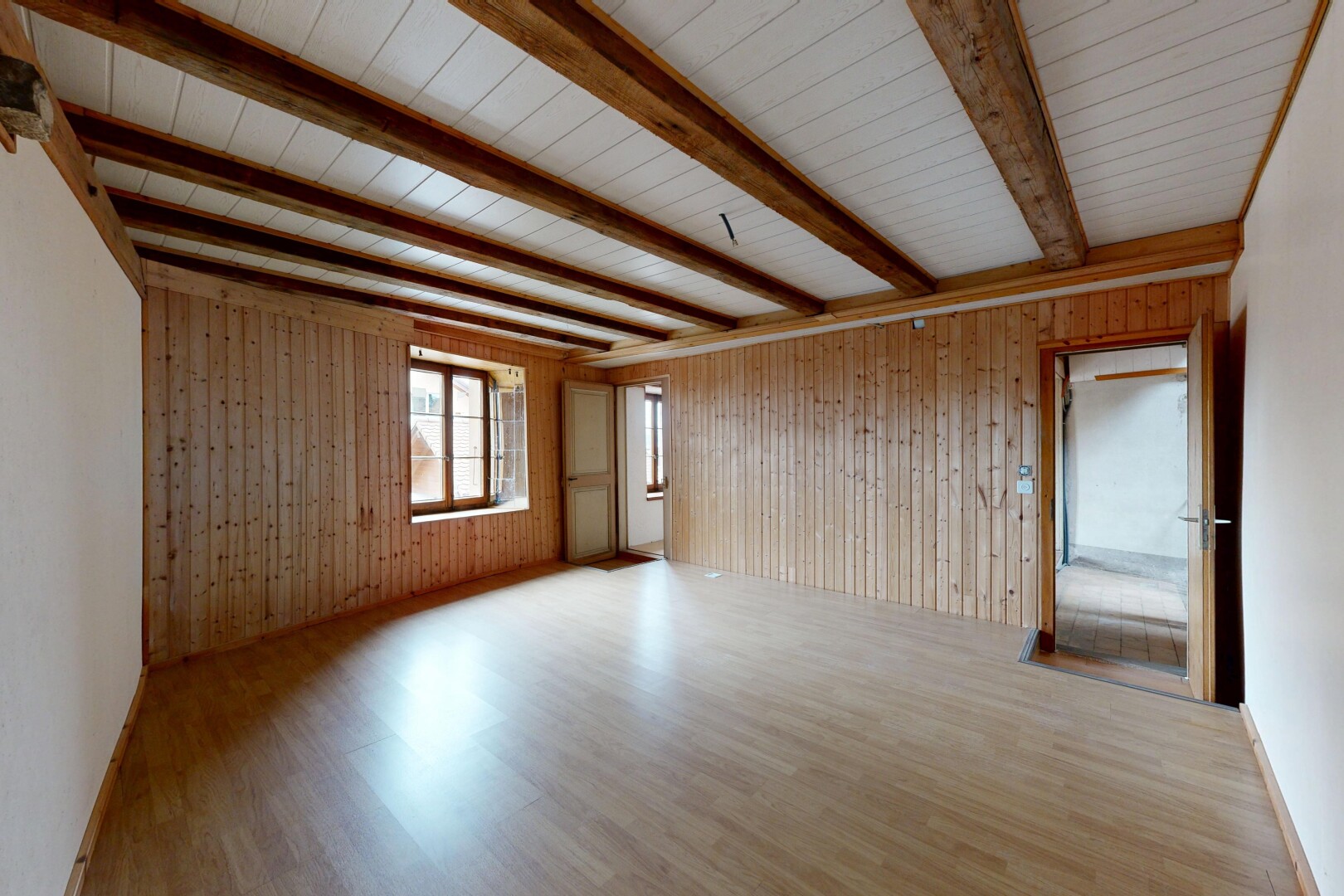 leerer raum mit holzfußboden, wood finish floor, inside property, natürliches licht, und natural light